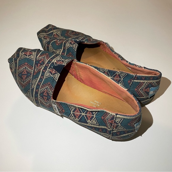 TOMS - Picture 2 of 5